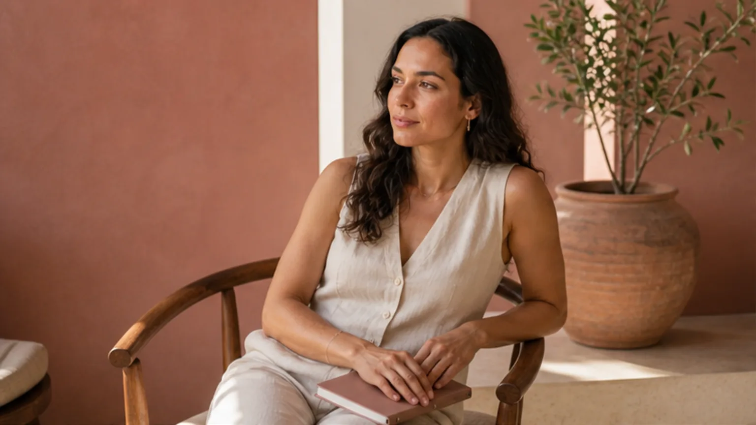 Mujer reflexionando en un espacio tranquilo